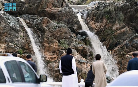 فرصة مميزة لهواة التصوير.. شلالات تنومة تجذب عشاق الطبيعة البكر