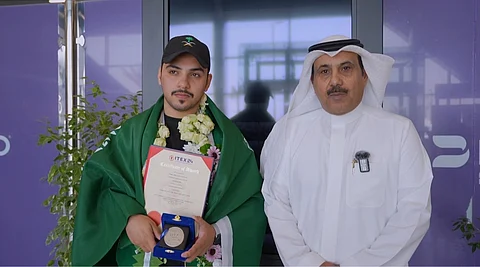 استقبال حافل في مطار القيصومة للطالب "تركي العنزي" الحاصل على فضية العالم بمعرض آيتكس