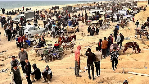 فلسطينيون ينتظرون المساعدات في غزة