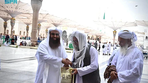 "الشؤون الدينية بالمسجد النبوي" تستقبل طلائع حجاج بيت الله الحرام بالهدايا والمصاحف