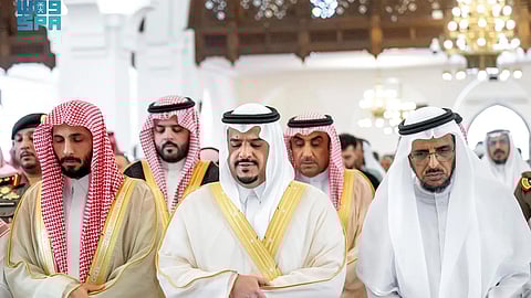 نائب أمير الرياض يؤدي صلاة الميت على والدة سلطان بن محمد بن عبدالعزيز آل سعود