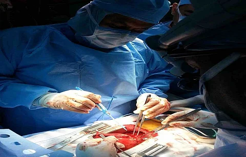 يتمركز حول الأعصاب.. "90 دقيقة حاسمة" تستأصل ورمًا من رقبة مريض بعفيف