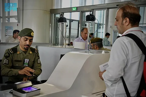 "جوازات" مطار الأمير محمد بن عبدالعزيز تستقبل أولى رحلات الحجاج القادمين من إيران