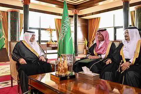 أمير تبوك يستقبل رئيس وأعضاء لجنة جائزة التفوق العلمي والتميز