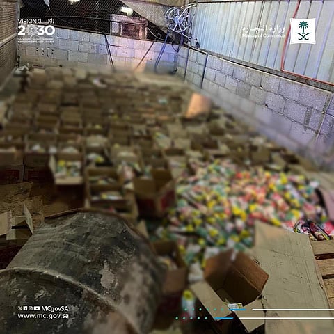 مداهمة الفجر في حريملاء تقود "التجارة" لضبط عمالة تزوّر تواريخ الصلاحية لمنتجات غذائية