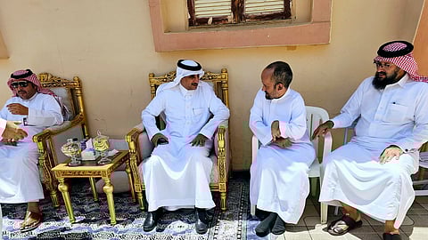 محافظ ظهران الجنوب يزور منزلًا تعرض لانفجار غاز