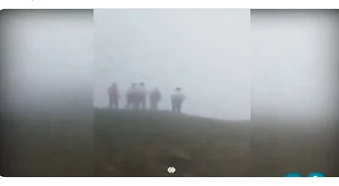 "الوصول لطائرة الرئيس الإيراني سيرًا على الأقدام".. فيديو يظهر الظروف الجوية الصعبة بالموقع