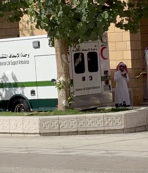شاهد.. وصول جثمان الأمير الراحل بدر بن عبدالمحسن إلى جامع الإمام تركي