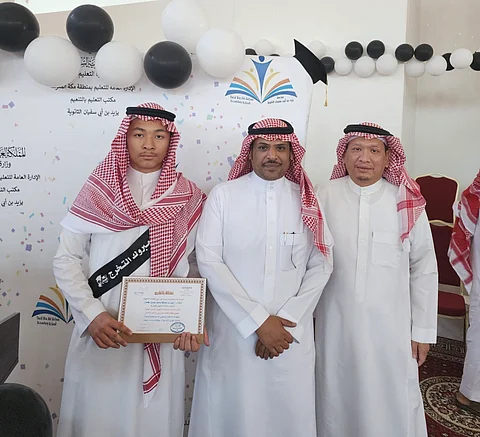 ثانوية يزيد بن أبي معاوية بمكة تكرّم الطالب أيمن كمال تقديرًا لتفوقه