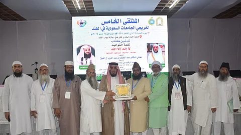 نظير نشره منهج السلف الصالح الصحيح.. جمعية خريجي الجامعات السعودية في الهند تمنح وزير الشؤون الإسلامية درعًا تذكارية