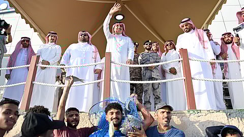 للسنة الـ 20 على التوالي.. أمير جازان يشارك أهالي فرسان "صيد سمك الحريد"