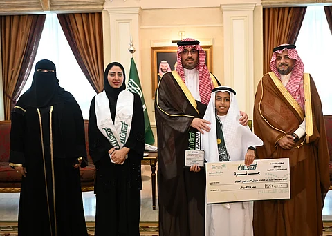 نيابة عن نائب أمير مكة.. محافظ جدة يُكرّم 23 طالبًا فائزًا بجوائز "منافس"