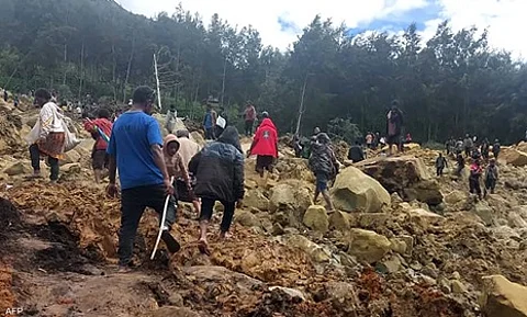 بالفيديو.. انهيار أرضي يدفن أكثر من 300 شخص في بابوا غينيا الجديدة