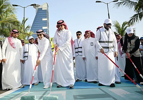 محافظ جدة يشارك في مبادرة "نجدد خطواتك ونلونها" بواجهة روشن البحرية