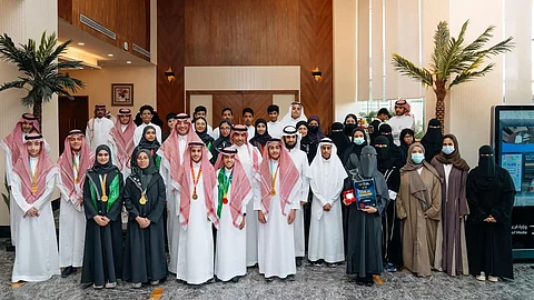 وزير الإعلام سلمان الدوسري يتوسط الفائزين بمعرض آيتكس 2024