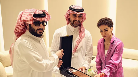 وزير الرياضة و "آل الشيخ" يكرمان لاعبة الملاكمة " هتان السيف "