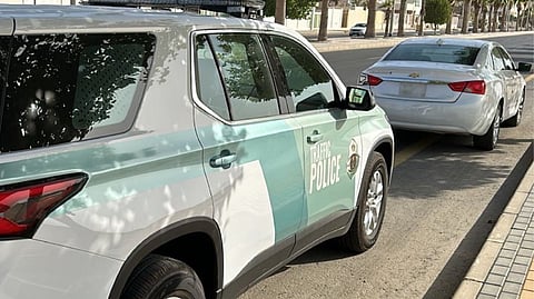 دورية مرور تضبط قائد مركبة لارتكابه مخالفات مرورية بينبع