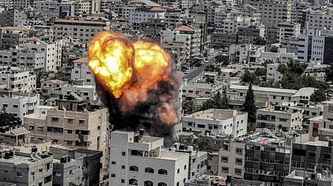 استشهاد 7 فلسطينيين في قصف إسرائيلي على مركبة وسط قطاع غزة