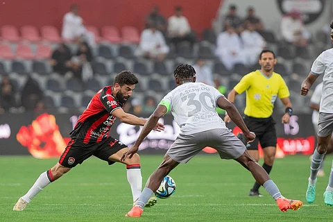 جانب من لقاء الرائد والطائي