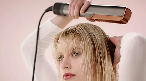 جهاز تمليس الشعر Dyson AirstraitTM يصل إلى السوق السعودي
