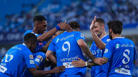 فرحة لاعبي الهلال بتسجيل هدف في مرمى الحزم