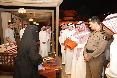 استمرت 3 أيام.. "محافظ الزلفي" يزور فعالية هيئة التراث "درب البعارين"