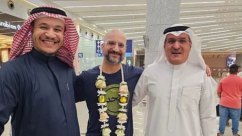 وُلِد ونشأ في أمريكا والقصة عجيبة.. مواطن يعود للمملكة بعد 42 عامًا.. "صور ودموع وإسلام"