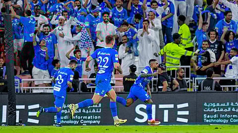 فرحة لاعبي الهلال بتسجيل هدف في مرمى الأهلي