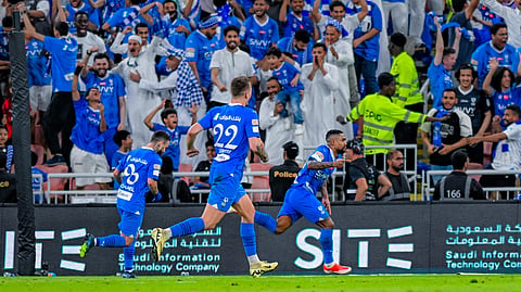 فرحة لاعبي الهلال بتسجيل هدف في مرمى الأهلي