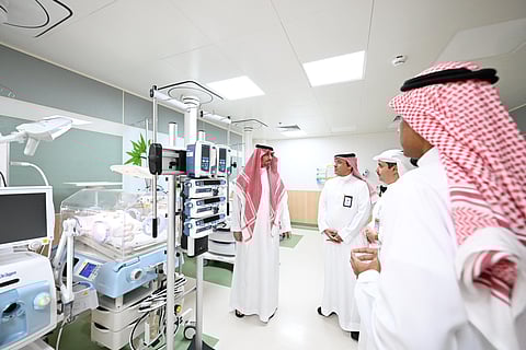 محافظ جدة يتفقد سير العمل والخدمات المقدمة بمستشفى الولادة والأطفال