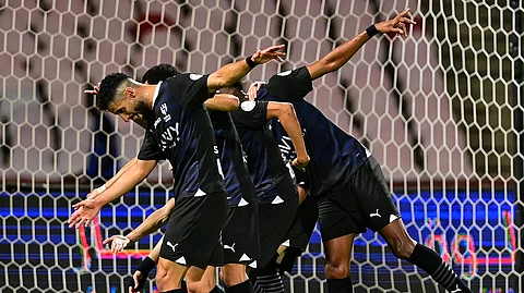 فرحة لاعبي الهلال بتسجيل هدف في مرمى الوحدة