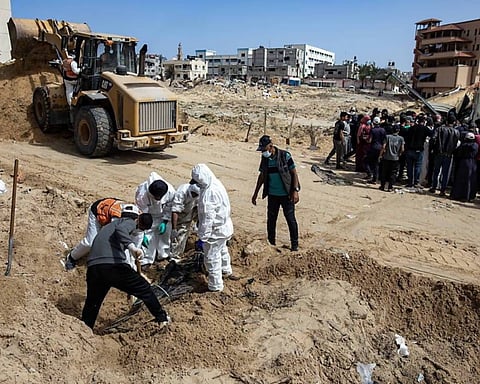 انتشال جثث في من مقبرة جماعية في مجمع الشفاء