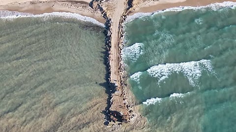 صورة من شاطئ غزة تظهر بناء رصيف مؤقت