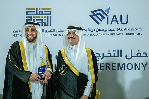 أمير المنطقة الشرقية يكرِّم شركة الجبر بعد رعايتها حفل خريجي جامعة الإمام عبدالرحمن