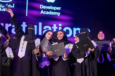 أكاديمية مطوري Apple تحتفي بتخريج 192 طالبة بالشراكة مع أكاديمية طويق