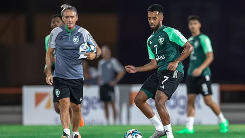استعدادًا لخوض جولتي ختام الدور الثاني من التصفيات الآسيوية لكأس العالم 2026 وكأس آسيا 2027.. معسكر الأخضر ينطلق
