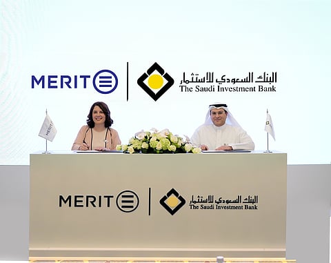 جانب من توقيع الاتفاقية بين البنك السعودي للاستثمار و شركة ميريت إنسنتفز
