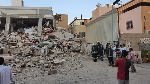 يحدث الآن.. الدفاع المدني بجدة يباشر انهيار مبنى سكني بحي الفيصلية