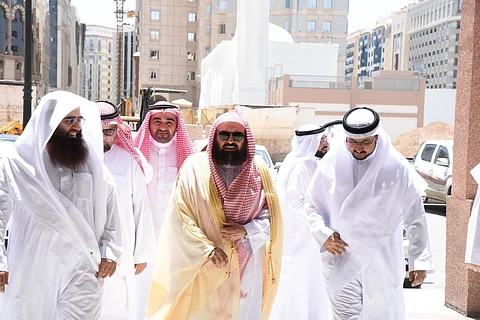 لضمان تنفيذ خطة الحج التشغيلية.. "السديس" يقف ميدانيًّا على مسارات عمل المسجد النبوي