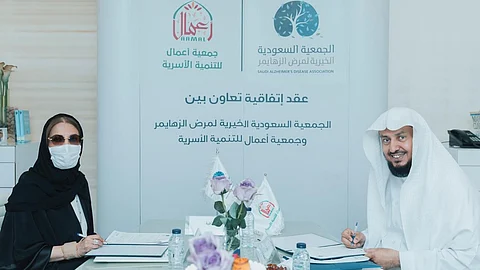 الأميرة مضاوي بنت محمد وعبدالرزاق القشعمي يوقعان الاتفاقية