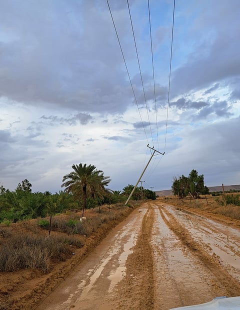 شاهد من شقراء.. عاصفة ترابية تُمِيل عمود كهرباء ومناشداتُ ٌالإصلاح تتواصل