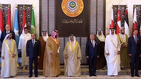 شاهد.. رؤساء وفود الدول المشاركة في "قمة المنامة" يلتقطون الصورة التذكارية