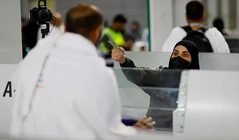 "جوازات" مطار جدة تستقبل أولى رحلات حجاج اليمن لأداء مناسك حج 1445هـ
