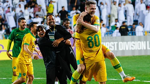 فرحة لاعبي الحزم بالصعود إلى دوري روشن السعودي للمحترفين