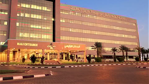 بعد فقدانه للوعي.. إنقاذ حياة حاجّ تعرّض لأزمة تنفُّسية وقلبية حادّة بالمدينة المنورة