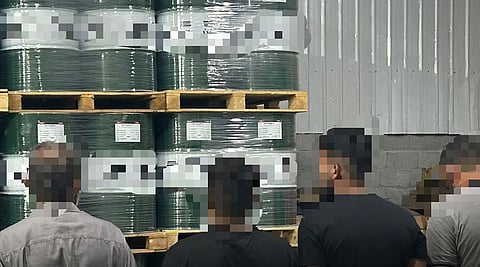 داخل "حوش غنم".. "التجارة" تضبط عمالة حاولت التمويه لممارسة الغش في زيوت السيارات