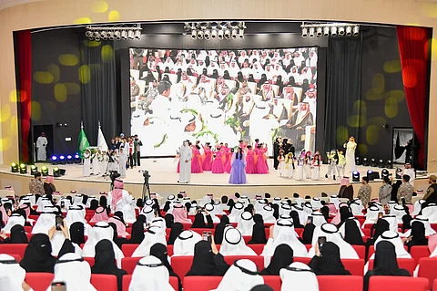 1238 طالبًا وطالبة.. نائب أمير جازان يُكَرّم المتفوقين من الصف الثاني الثانوي بالمنطقة