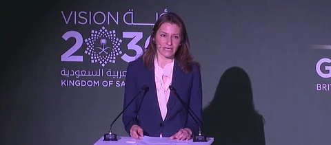 وزيرة الثقافة والإعلام والرياضة البريطانية لوسي فريزر