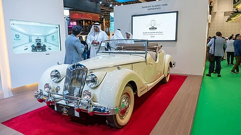 سيارة رايلي آر إم إس رودستر موديل 1948 في جناح الشارقة بسوق السفر العربي