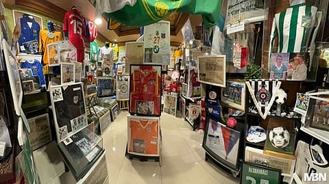 بوثائق أول كأس عالم ومقتنيات للكرة الخليجية منذ 70 عاماً.. كويتي يحوّل منزله إلى متحف رياضي